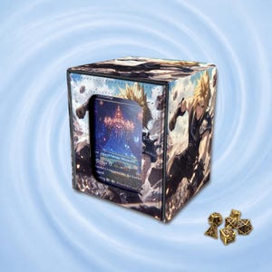 Op de afbeelding: Een vierkante deckbox met een afbeelding van een personage met stekelhaar in een zwart kostuum, voorzien van een venster waarin een ruilkaart met een kroonluchter zichtbaar is. Zeven metalen goudkleurige dobbelstenen liggen ernaast.