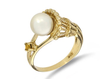 Vintage 18K Yellow Gold Cornucopia with Pearl and Sapphire Accent Ring