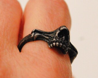 Bague tête de mort noire cassée - bague tête de mort cassée, demi-bague tête de mort noire, bague demi-tête de mort cassée, bague pirate demi tête de mort, bague tête de mort seigneur des ténèbres