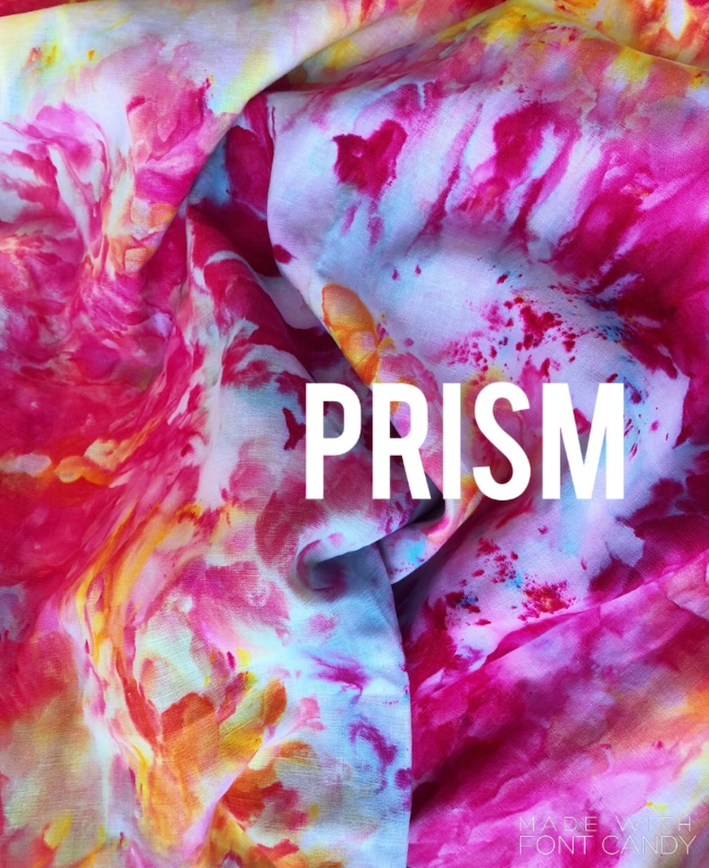 Może przedstawiać: Zbliżenie na r&oacute;żową, niebieską i ż&oacute;łtą tkaninę tie-dye z napisem "PRISM" w białym kolorze. Tekst został stworzony za pomocą czcionki "Font Candy".