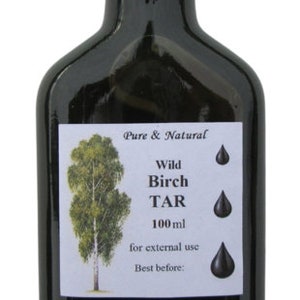 Può includere: Una bottiglia di vetro marrone scuro con un tappo blu, etichettata "Pure & Natural Wild Birch TAR 100 ml per uso esterno Da consumarsi preferibilmente entro:". La bottiglia è piena di un liquido scuro e ha un disegno di una betulla sull'etichetta.