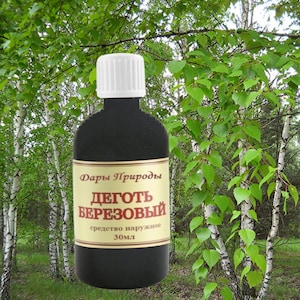 Può includere: Una bottiglia di vetro marrone scuro con un tappo bianco, etichettata "Дары Природы Деготь Березовый средство наружное 30мл". La bottiglia è davanti a una foresta di betulle.