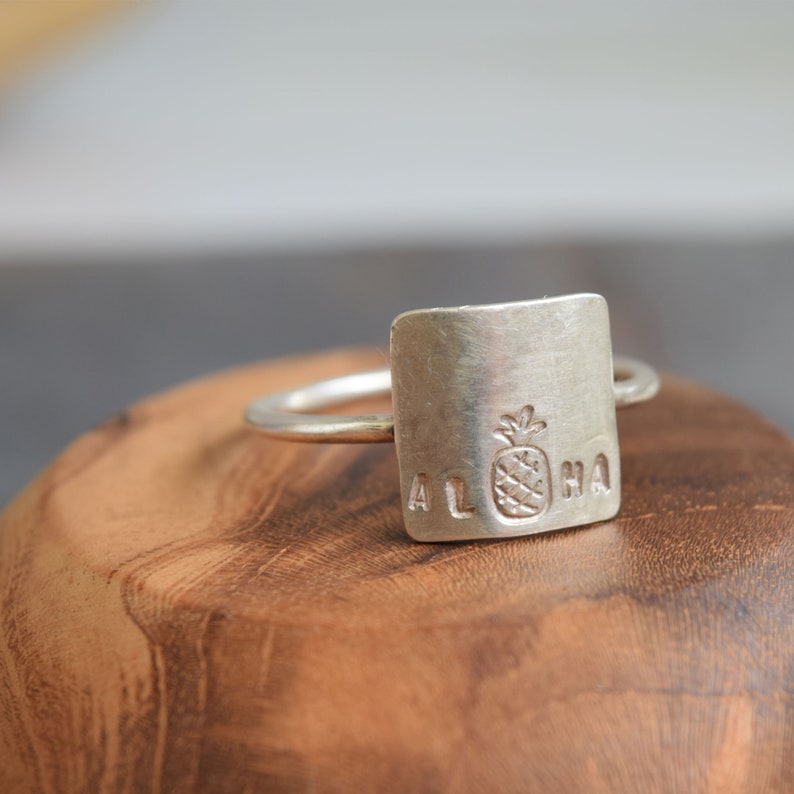 Aloha Handstamped Ring Anneau carré Sterling Silver image 1