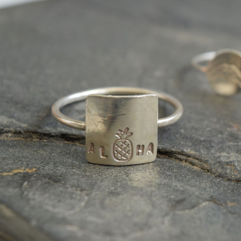 Aloha Handstamped Ring Anneau carré Sterling Silver image 2