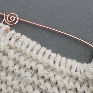 Stitch Holder in Copper or Brass, Handmade Knitting Tool, Stitch Marker Holding Pin imagem 2