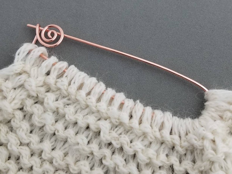 Stitch Holder in Copper or Brass, Handmade Knitting Tool, Stitch Marker Holding Pin imagem 2