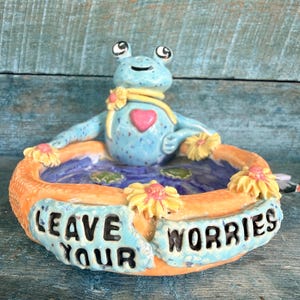 Puede incluir: Un juego de tres tazas de cerámica con un acabado mate moteado. Las tazas son de color crema, gris claro y gris oscuro. Cada taza tiene un diseño simple y moderno y un asa redondeada.