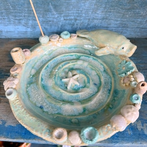 Peut inclure: Une tasse en céramique blanche avec une anse noire et le texte "But First, Coffee" en noir gras. La tasse est posée sur une surface blanche. La tasse mesure environ 10 cm de haut.