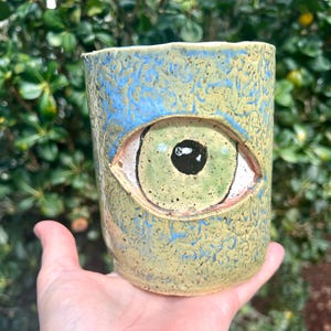 Puede incluir: Un letrero de madera rústico con el texto "Welcome to our home" en un estilo manuscrito. El letrero presenta un acabado envejecido y un diseño simple y acogedor, ideal para un porche o entrada.