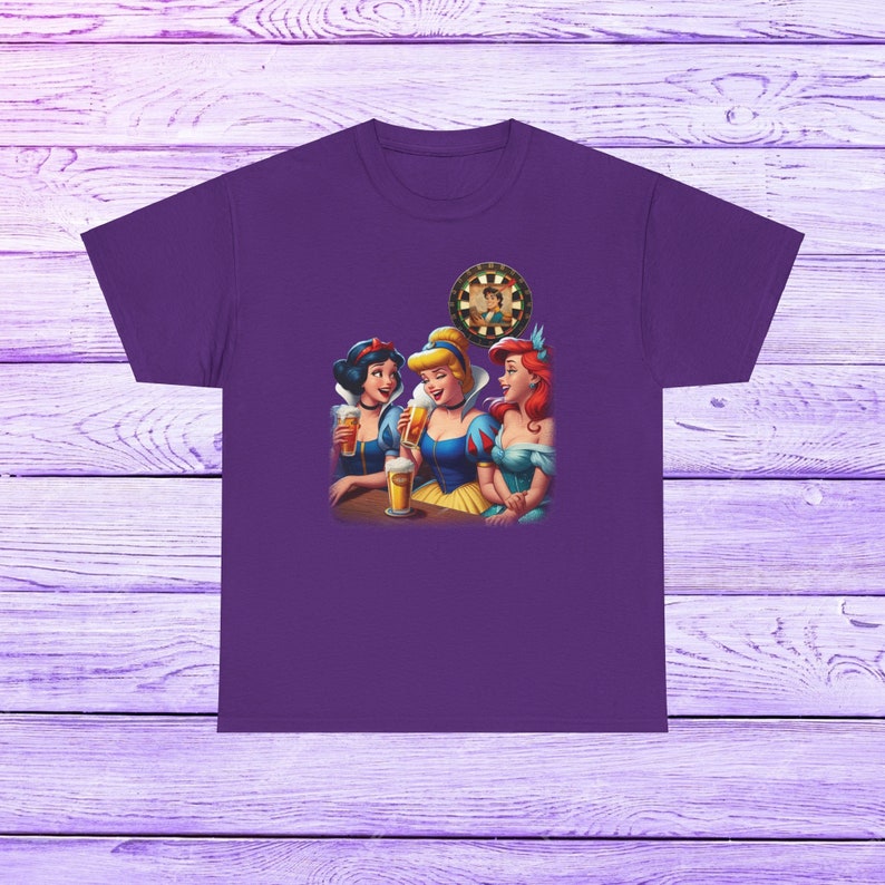 Camiseta princesas Disney, Cenicienta, Blancanieves, Sirenita, amigas, despedida soltera, viaje, regalo, mujer empoderada, moderna, actual Purple