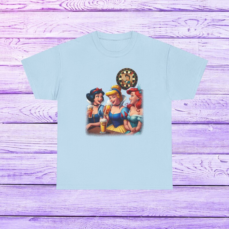 Camiseta princesas Disney, Cenicienta, Blancanieves, Sirenita, amigas, despedida soltera, viaje, regalo, mujer empoderada, moderna, actual Light Blue