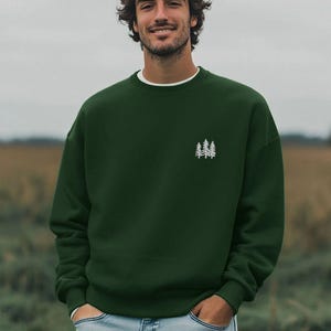 Moletom masculino oversized com estampa de pinheiros: Suéter de algodão orgânico para aventuras ao ar livre.