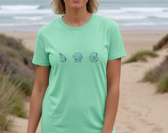 T-shirt vintage con stampa di conchiglie: maglietta minimalista in morbido cotone biologico con un tocco costiero.