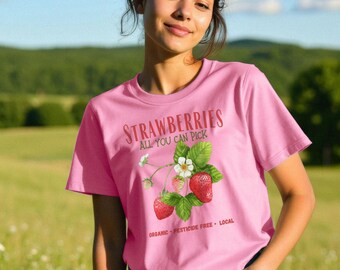 Camiseta de algodão orgânico com estampa de morangos, modelagem regular, estampa floral de frutas e flores.