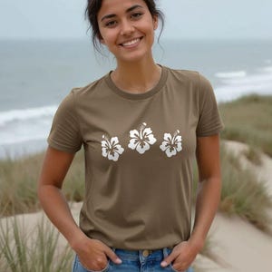 Organic Cotton Hibiscus Women&#39;s T-shirt | Hawaii Vacation Beach Tee