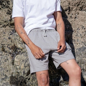 Pantaloncini da uomo in jersey di cotone biologico: pantaloncini sportivi comodi con tasche.