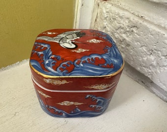 Caja de baratijas de porcelana roja Takahashi Detalle de grulla Acentos de gran ola