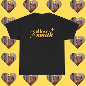 Könnte beinhalten: Schwarzes T-Shirt mit einer gelben Grafik, auf der "yellow robe smith" mit Sternen auf beiden Seiten des Textes steht.