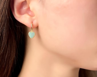 Pendientes de aro dorados con corazón verde hechos a mano Pendientes de aro Huggie plateados con dije Joyería Pendientes para mujer Regalos de cumpleaños para ella