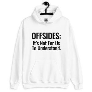 Op de afbeelding: Witte hoodie met zwarte tekst die "OFFSIDES: It's Not For Us To Understand." luidt.