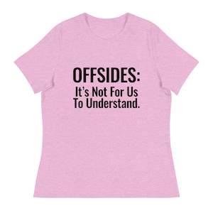 Op de afbeelding: Een roze dames t-shirt met de tekst "OFFSIDES: It's Not For Us To Understand."