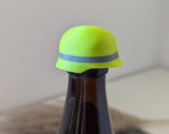 magn. Feuerwehr Helm - Bierdeckel / Magnet-Pin, Stahlhelm Flaschenverschluss mit Magnet