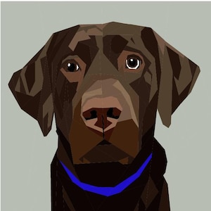 Könnte beinhalten: Geometrische Illustration eines schokoladenfarbenen Labrador Retrievers. Der Kopf und der Oberkörper des Hundes sind mit polygonalen Formen in Brauntönen dargestellt, mit einem blauen Halsband vor grauem Hintergrund. Die Augen des Hundes sind mit weißen Glanzlichtern detailliert.