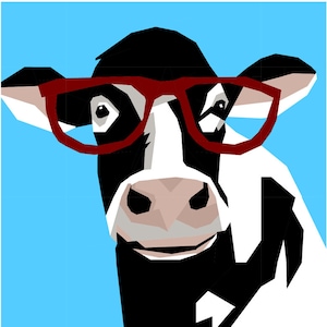 Pode incluir: Uma vaca preta e branca com óculos vermelhos. A vaca está olhando diretamente para o espectador com uma expressão amigável.