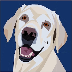 Op de afbeelding: Een witte Labrador Retriever met bruine ogen, een roze tong en witte tanden. De hond kijkt recht in de camera met een gelukkige uitdrukking.