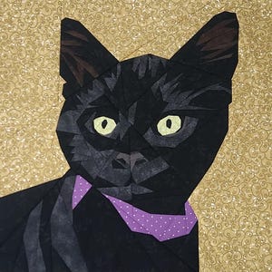 Può includere: Un blocco di quilt di un gatto nero con occhi verdi e un papillon a pois viola. Il gatto è fatto di vari pezzi di tessuto nero, creando un design geometrico. Lo sfondo è un tessuto dorato con un motivo a vortice.