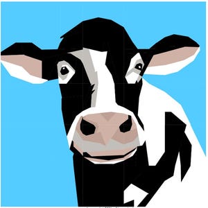 Puede incluir: Una vaca negra y blanca con la nariz rosa mira directamente al espectador sobre un fondo azul claro.