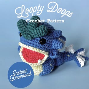 Puede incluir: Patrón de crochet para un dragón de crochet azul, verde y blanco con el texto "Loopty Doops Crochet Pattern" y "Instant Download" sobre un fondo azul.