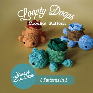 Könnte beinhalten: Drei Häkel-Amigurumi-Anleitungen für Loopy Doops, mit einer grünen, blauen und orangefarbenen Schildkröte mit einem Blumentopf auf dem Rücken. Der Text "Loopy Doops Crochet Pattern" und "3 Patterns in 1" ist auf dem Bild zu sehen.