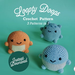Puede incluir: Tres juguetes amigurumi de crochet con forma de personajes de dibujos animados. Los juguetes son naranja, azul claro y azul oscuro. Los juguetes tienen caras sonrientes y pequeños ojos negros. El texto "Loopty Doops Crochet Pattern 3 Patterns in 1" está en la parte superior de la imagen.