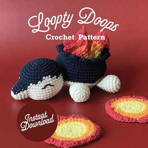 Puede incluir: Un patrón de crochet que presenta una criatura parecida a una tortuga con un caparazón azul marino y un diseño de llama. El texto "Loopty Doops Crochet Pattern" se muestra encima de la criatura. Las palabras "Instant Download" están en un gráfico circular.