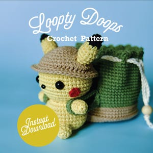 Op de afbeelding: Een haakpatroon voor een gele Pikachu met een bruine hoed en een groene tas. Het patroon heet "Loopy Doops Crochet Pattern" en bevat de woorden "Direct downloaden".