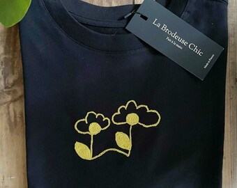 Handgeborduurde T-shirts van biologisch katoen. Chai Flowers Capsule “Elegantie van lijn”. Patroon gemaakt door Christel Fournier, kunstenaar.