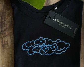 T-shirt brodé à la main. Capsule Nuages et fleurs "élégance du trait brodé" Motif créé par C. Fournier - Artiste