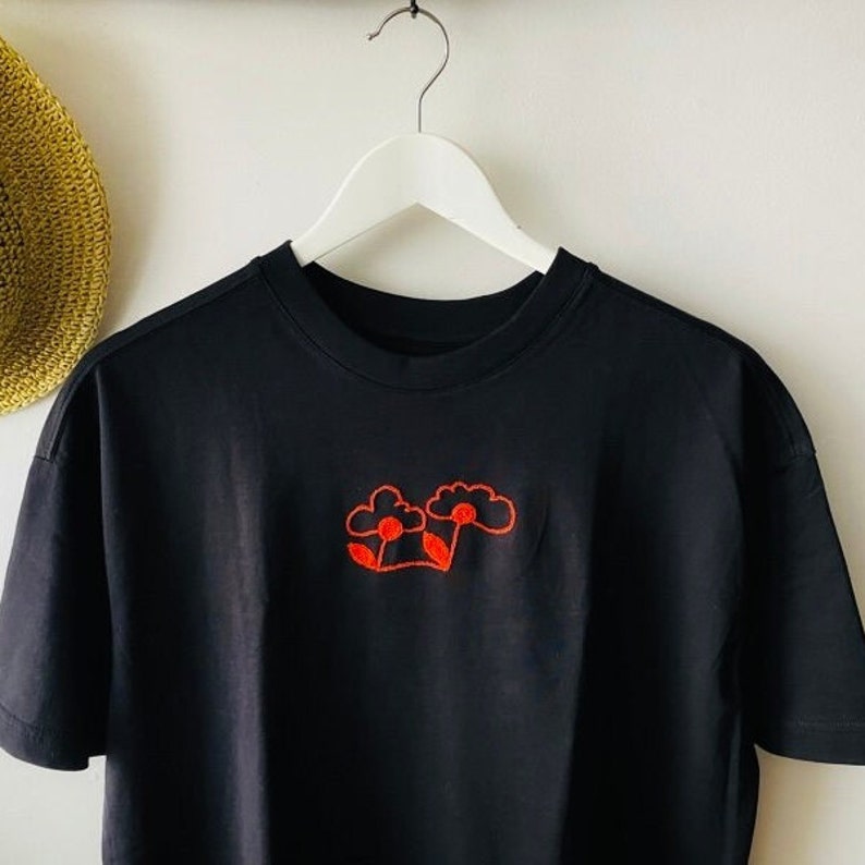 T-shirt personalizzata, cotone ricamato a mano. Capsule Eleganza di linea. Modello creato da Christel Fournier, artista. immagine 2
