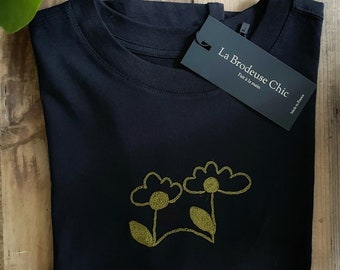 T-Shirts Coton Bio brodé à la main. Capsule Fleurs Chai "Elégance du trait". Motif créé par Christel Fournier, artiste.