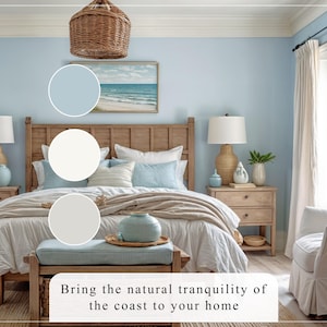 Puede incluir: Un dormitorio con una pared azul claro, una cama blanca con una manta de tiro azul claro y una mesita de noche de madera con una l&aacute;mpara. La habitaci&oacute;n tiene un tema costero con una pintura de una escena de playa y una cesta de mimbre colgando del techo. La imagen incluye tres muestras de color: un azul claro, un blanco y un gris claro.