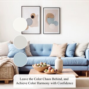 Puede incluir: Un sof&aacute; azul claro con almohadas blancas y beige, una cesta tejida y una mesa de caf&eacute; con un jarr&oacute;n y un taz&oacute;n de fruta. La pared detr&aacute;s del sof&aacute; tiene dos pinturas abstractas enmarcadas en un esquema de color azul claro, beige y marr&oacute;n. El texto "Leave the Color Chaos Behind, and Achieve Color Harmony with Confidence" est&aacute; en la parte inferior de la imagen.