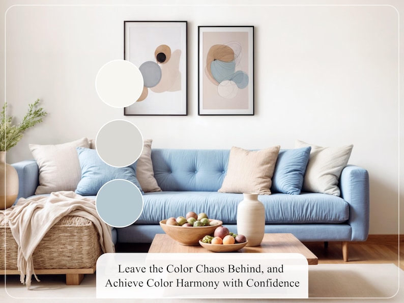Puede incluir: Un sof&aacute; azul claro con almohadas blancas y beige, una cesta tejida y una mesa de caf&eacute; con un jarr&oacute;n y un taz&oacute;n de fruta. La pared detr&aacute;s del sof&aacute; tiene dos pinturas abstractas enmarcadas en un esquema de color azul claro, beige y marr&oacute;n. El texto "Leave the Color Chaos Behind, and Achieve Color Harmony with Confidence" est&aacute; en la parte inferior de la imagen.