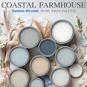 Puede incluir: Una paleta de colores de pintura que presenta 9 botes de pintura en varios tonos de azul, gris y beige. Los botes están dispuestos en círculo sobre un fondo blanco con flores secas y ramas. El texto "COASTAL FARMHOUSE SHERWIN-WILLIAMS. HOME PAINT PALETTE" está en la parte superior de la imagen.