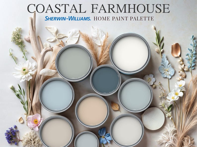 Puede incluir: Una paleta de colores de pintura que presenta 9 botes de pintura en varios tonos de azul, gris y beige. Los botes est&aacute;n dispuestos en c&iacute;rculo sobre un fondo blanco con flores secas y ramas. El texto "COASTAL FARMHOUSE SHERWIN-WILLIAMS. HOME PAINT PALETTE" est&aacute; en la parte superior de la imagen.