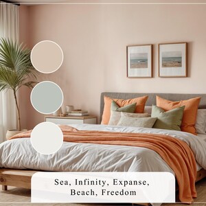 Puede incluir: Un dormitorio con una paleta de colores neutros, con una cama con cojines naranjas y verdes y una manta a juego. Dos impresiones enmarcadas de paisajes de playa cuelgan sobre la cama. Tambi&eacute;n se ve una palmera y el texto "Sea, Infinity, Expanse, Beach, Freedom".
