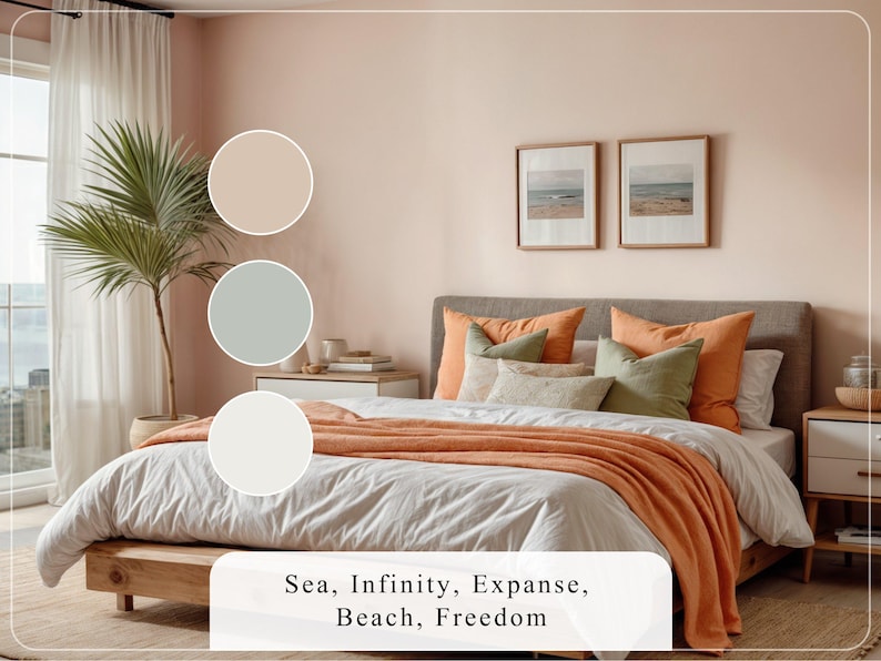Puede incluir: Un dormitorio con una paleta de colores neutros, con una cama con cojines naranjas y verdes y una manta a juego. Dos impresiones enmarcadas de paisajes de playa cuelgan sobre la cama. Tambi&eacute;n se ve una palmera y el texto "Sea, Infinity, Expanse, Beach, Freedom".