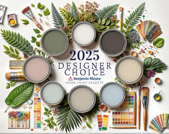 Peut inclure: Une collection de pots de peinture disposés en cercle avec de la verdure et des fournitures de peinture autour. Les pots sont étiquetés "2025 Designer Choice Benjamin Moore Home Paint Palette".
