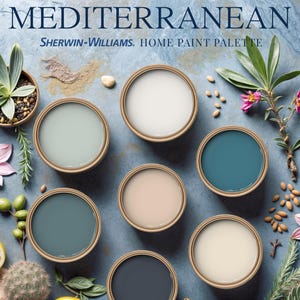 Puede incluir: Una colección de ocho tapas de botes de pintura en varios tonos de azul, beige y blanco, dispuestas sobre una superficie azul texturizada. Las tapas están rodeadas de elementos naturales como flores, hojas y semillas. El texto "MEDITERRANEAN SHERWIN-WILLIAMS. HOME PAINT PALETTE" se muestra en la parte superior de la imagen.