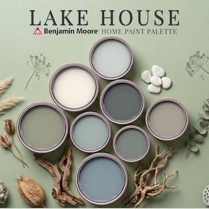 Könnte beinhalten: Eine Benjamin Moore Lake House Farbpalette mit acht kreisförmigen Farbmustern in Grau-, Blau-, Grün- und Weißtönen. Das Arrangement enthält getrocknete botanische Elemente, Treibholz und weiße Steine auf einem salbeigrünen Hintergrund.